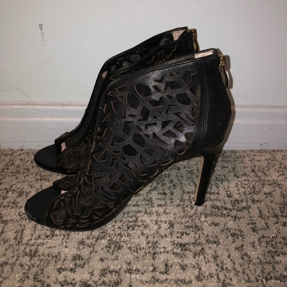 Vince Camuto Black Laser Cut Leather Peep Toe Heels Size 7.5 - Picture 2 of 9
